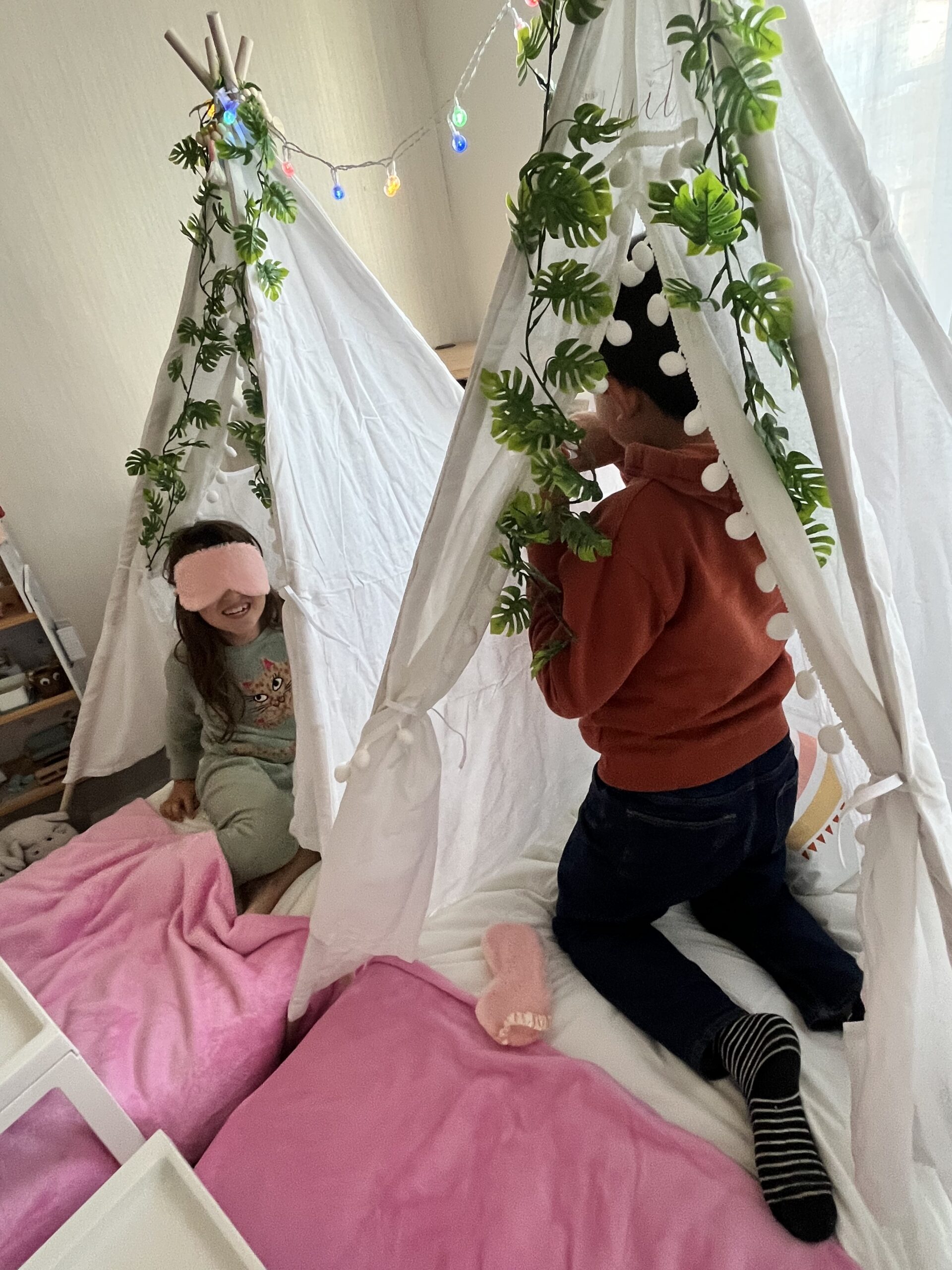 Tipi slaapfeestje tentjes met twee kindjes