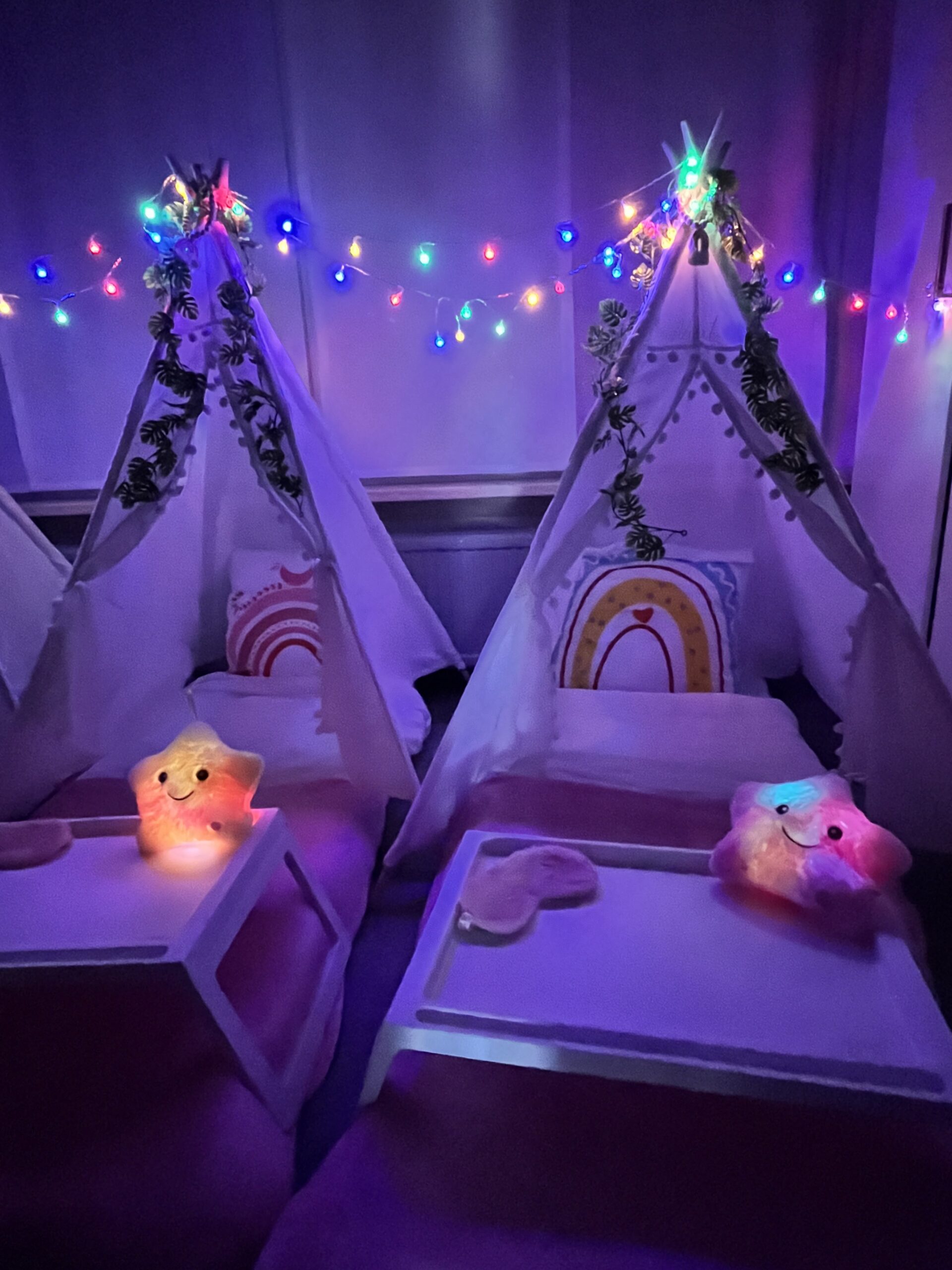 Tipi slaapfeestje tentjes gekleurde lampjes