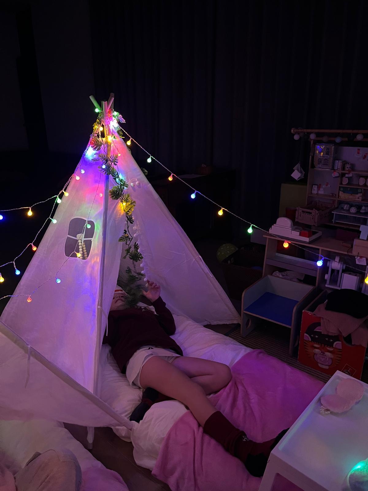 Tipi slaapfeestje tentjes met gekleurde lichtjes